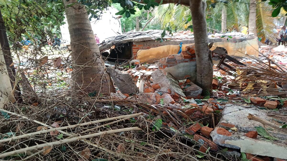 அனுமதியின்றி இயங்கிய பட்டாசு குடோன்! தீடீரென வெடித்து சிதறல்... 2 பேர் பலி: தஞ்சை அருகே பரபரப்பு