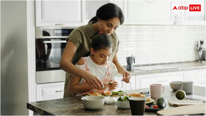 बादाम को फाइबर और प्रोटीन का पावर पैक भी कहा जाता है. यही वजह है कि बादाम खाने के बाद जल्दी भूख नहीं लगती है. स्नैक्स के रूप में बादाम खाने से भूख नियंत्रित रहती है और ओवरईटिंग रोकने में भी मदद मिलती है.