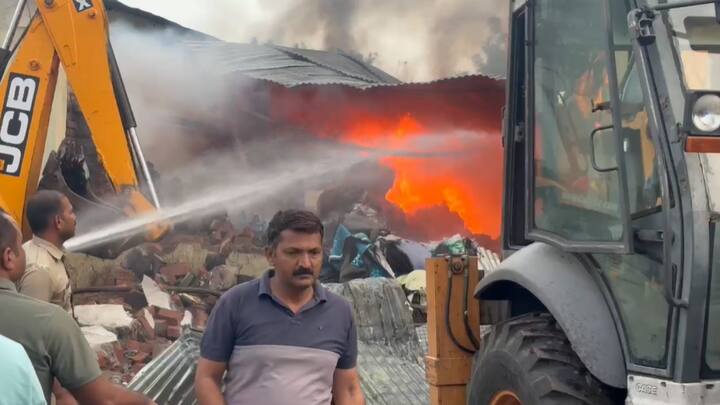 चार तास उलटून गेल्यानंतरही ही आग विझलेली नाही. कारखान्यात आणखी पाच ते सहा कामगार अडकून पडल्याची माहिती आहे
