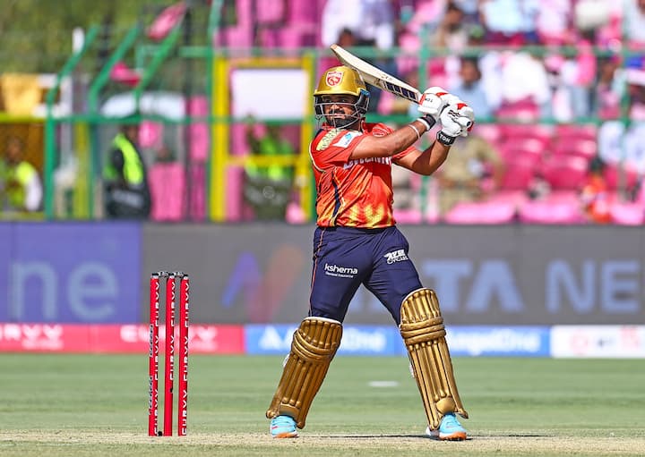पंजाब के विकेटकीपर बल्लेबाज प्रभसिमरन सिंह इस सीजन में शानदार फॉर्म में चल रहे हैं. प्रभसिमरन ने 12 मैचों में 38.17 की औसत से 458 रन बनाए हैं. इस सीजन में उनका स्ट्राइक रेट 171.54 का रहा है. इस साल उन्होंने 4 अर्धशतक लगाए हैं.