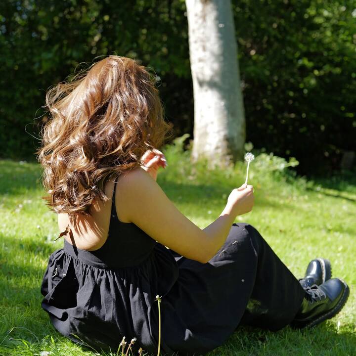 मृणाल ठाकूरने (Actress Mrunal Thakur) आपल्या अभिनय कौशल्याने विविध भाषांतील चित्रपटसृष्टीत आपले स्थान मजबूत केले आहे. तिच्या विविध भूमिका आणि अभिनयातील सखोलता ह्यामुळे ती आजच्या काळातील एक प्रतिभावान अभिनेत्री म्हणून ओळखली जाते.