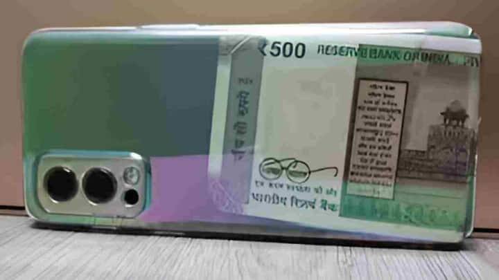 કદાચ આ વાત વિચિત્ર લાગશે, પરંતુ ફોનના કવરમાં રાખેલા થોડા રૂપિયા કે અન્ય વસ્તુઓ તમારા સ્માર્ટફોનને નુકસાન પહોંચાડવા ઉપરાંત બેટરી વિસ્ફોટનું કારણ પણ બની શકે છે. ઘણા લોકો જરૂર પડ્યે ઉપયોગી થઈ શકે તે વિચારીને ફોનના કવરમાં પૈસા કે કાર્ડ રાખે છે, પરંતુ વાસ્તવમાં આ આદત ફોનની ગરમી બહાર કાઢવાની કુદરતી પ્રક્રિયાને બગાડે છે.