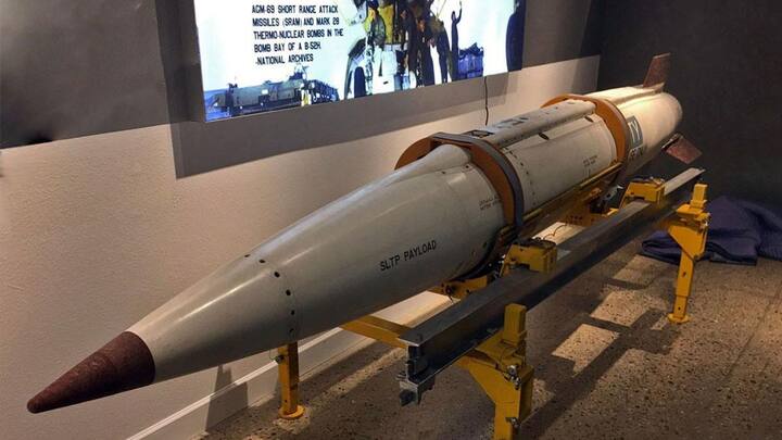 इसके बाद हथियारों की तैयारी जैसे कि मिसाइलों को सेट करना, टेक्निकल चीजें देखना और टारगेट सेट करना शामिल होता है.