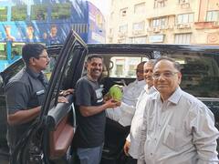 दत्ता घाडगेंनी शरद पवारांना भेट दिला 3 किलोचा आंबा, पाहा फोटो