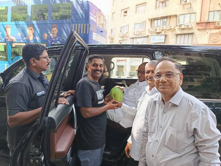 महाराष्ट्राचे ज्येष्ठ नेते शरद पवार यांना एका व्यक्तीने 3 किलोचा आंबा गिफ्ट म्हणून दिला आहे.