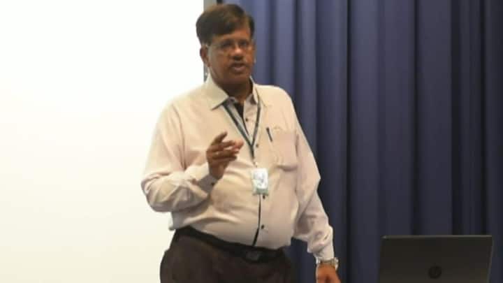 आज से करीब दो साल पहले DRDO के वैज्ञानिक प्रदीप कुरुलकर को महाराष्ट्र एटीएस ने पुणे से गिरफ्तार किया था. उन पर आरोप है कि उन्होंने हनी ट्रैप में फंसाकर पाकिस्तान को खुफिया जानकारी दी है. वो एक महिला एजेंट के प्रति आकर्षित थे और उन्होंने उसे बहुत की प्राइवेट जानकारियां दी हैं.