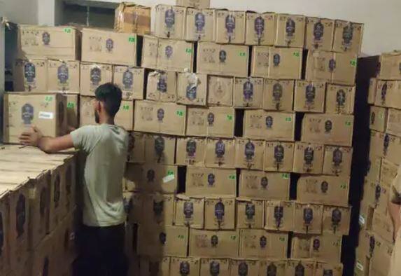 Truck loaded with liquor seized in Mohali ਮੋਹਾਲੀ 'ਚ ਫੜਿਆ ਗਿਆ ਸ਼ਰਾਬ ਨਾਲ ਭਰਿਆ ਟਰੱਕ, 500 ਤੋਂ ਵੱਧ ਸ਼ਰਾਬ ਦੀਆਂ ਪੇਟੀਆਂ ਬਰਾਮਦ, ਜਾਣੋ ਕਿਸ ਦੇ ਨਾਲ ਜੁੜੇ ਲਿੰਕ ?