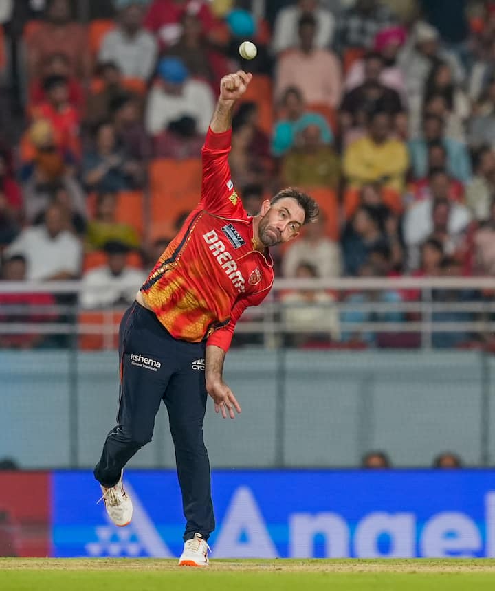 मैक्सवेल इस साल पंजाब किंग्स टीम का हिस्सा थे. उन्हें पंजाब ने मेगा ऑक्शन में 4.2 करोड़ रुपये में खरीदा था. लेकिन इस सीजन उनका बल्ला शांत रहा. मैक्सवेल ने 7 मैचों में 8 की औसत से 48 रन बनाए. इस दौरान उनका स्ट्राइक रेट 97.96 का रहा.