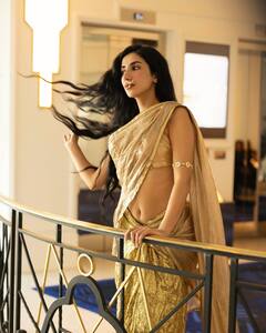 Cannes 2025: पारुल गुलाटी ने पहनी ऑफ शोल्डर ब्लाउज के साथ ऐसी साड़ी, फैंस से कहा- 'जूम करके देख लो'