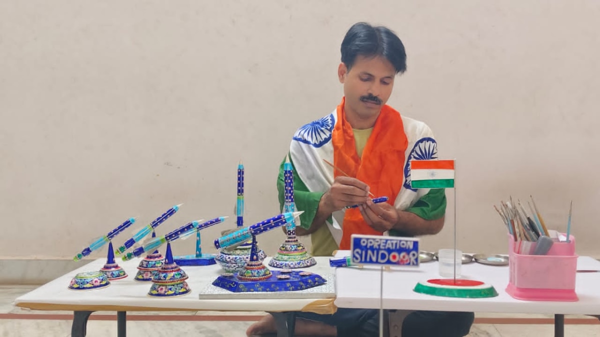 देशभक्ति के रस में डूबे काशी के शिल्पकार, गुलाबी मीनाकारी से बनाई ब्रह्मोस मिसाइल, देशभर से आए सैकड़ों ऑर्डर