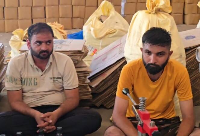 પોલીસે રેડ કરતા 59  નકલી દારુની બોટલ મળી આવી છે. કેમિકલની અંદર સ્પિરિટ ભેળવીને નકલી દારુ બનાવતા હતા. પોલીસે 3 આરોપીઓને ઝડપી લીધા છે અને કાયદેસરની કાર્યવાહી હાથ ધરી છે.