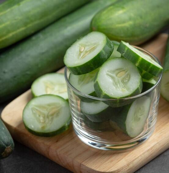 ਖੀਰਾ ਅਤੇ ਟਮਾਟਰ ਨੂੰ ਇਕੱਠਾ ਖਾਣ ਤੋਂ ਗੁਰੇਜ਼ ਕਰਨਾ ਚਾਹੀਦਾ ਹੈ। ਦੋਵਾਂ ’ਚ ਪਾਣੀ ਦੀ ਮਾਤਰਾ ਜ਼ਿਆਦਾ ਹੁੰਦੀ ਹੈ, ਜੋ ਕਿ ਹਜ਼ਮ ਕਰਨ ’ਚ ਰੁਕਾਵਟ ਪੈਦਾ ਕਰ ਸਕਦੀ ਹੈ ਅਤੇ ਅਜੀਰਨ ਵਰਗੀ ਸਮੱਸਿਆ ਵਧਾ ਸਕਦੀ ਹੈ।