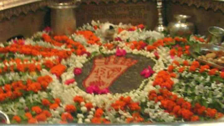 এর পর ভগবান বিষ্ণুর কাছে গয়াসুর আবেদন জানায় যে, ‘আপনি আমাকে শিলায় পরিণত করে দিন এবং দেবতাদের সঙ্গে অপ্রত্যক্ষ ভাবে সেই শিলায় বিরাজ করুন, যাতে এই জায়গা পরলৌকিক কাজের তীর্থস্থান হয়ে উঠতে পারে। সেই থেকেই গয়ায় পিণ্ডদান, শ্রাদ্ধ ও তর্পণ হয়।