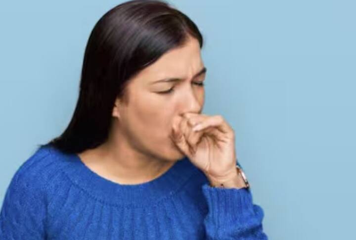 ਜ਼ੁਕਾਮ ਅਤੇ ਗਲੇ ਵਿੱਚ ਖਰਾਸ਼: ਕੋਸਾ ਪਾਣੀ ਪੀਓ, ਗਿੱਲੇ ਹੋਣ ਤੋਂ ਬਚੋ ਅਤੇ ਤੁਲਸੀ ਅਤੇ ਅਦਰਕ ਵਰਗੇ ਰੋਗ ਪ੍ਰਤੀਰੋਧਕ ਸ਼ਕਤੀ ਵਧਾਉਣ ਵਾਲੇ ਭੋਜਨ ਖਾਓ।