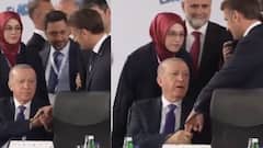 Watch: рддреБрд░реНрдХрд┐рдП рдХреЗ рд░рд╛рд╖реНрдЯреНрд░рдкрддрд┐ рдХреА рдЕрдЬреАрдм рд╣рд░рдХрдд, рдмрд╛рддрдЪреАрдд рдХреЗ рджреМрд░рд╛рди рдХреНрдпреЛрдВ рдкрдХрдбрд╝ рд▓реА рдЗрдореИрдиреБрдПрд▓ рдореИрдХреНрд░реЛрдВ рдХреА рдорд┐рдбрд┐рд▓ рдлрд┐рдВрдЧрд░?