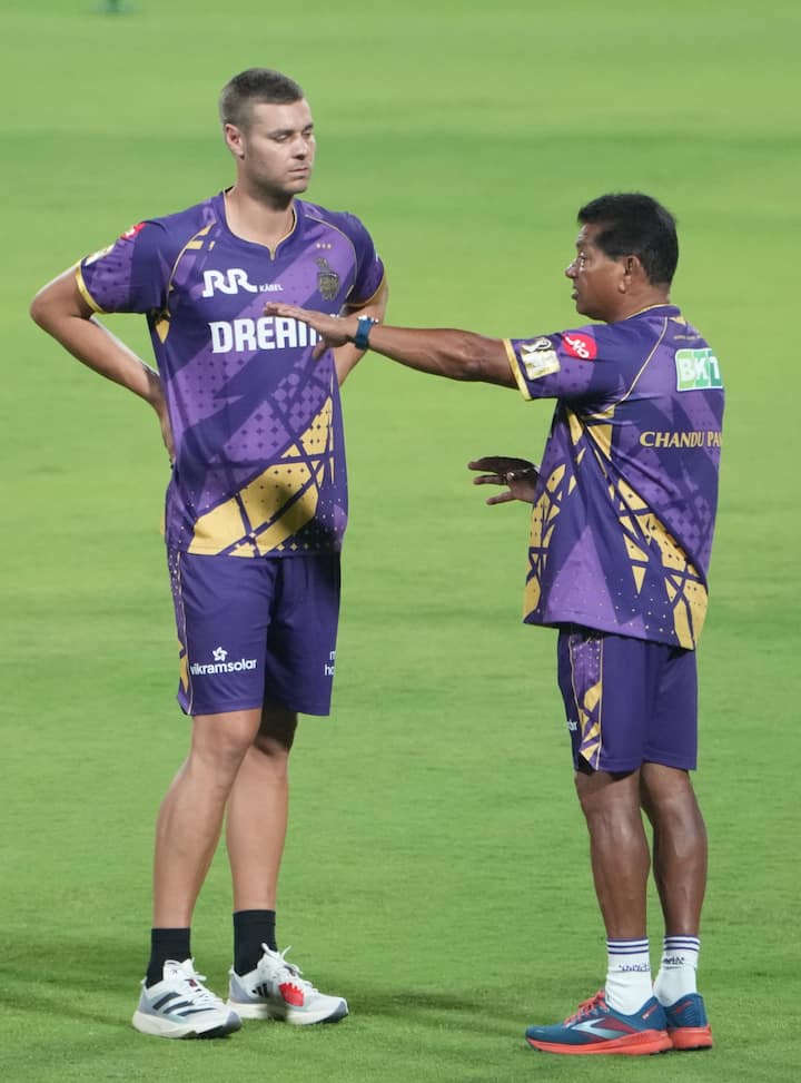 बाएं हाथ के तेज गेंदबाज स्पेंसर जॉन्सन इस साल केकेआर टीम का हिस्सा हैं, इस सीजन में उन्होंने काफी खराब गेंदबाजी की है. उनको इस सीजन में 4 मैचों में गेंदबाजी करने का मौका मिला. इस दौरान वो सिर्फ विकेट ही निकाल पाए. स्पेंसर ने 11.74 की इकॉनमी रेट से रन लूटाए.
