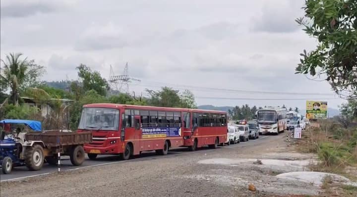 रस्त्यावर एक लेनवर दुहेरी वाहनांचा रांगा लागल्या आहेत.