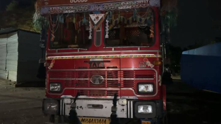 त्यामुळे काय झालं हे पाहण्यासाठी गाडीतुन खाली उतरून मागे पाहिले असता आमच्या गाडीला पाठीमागुन ट्रकने धडक दिल्याचे लक्षात आले.  ट्रकमध्ये एक क्लिनर व ड्रायव्हर बसलेले होते.