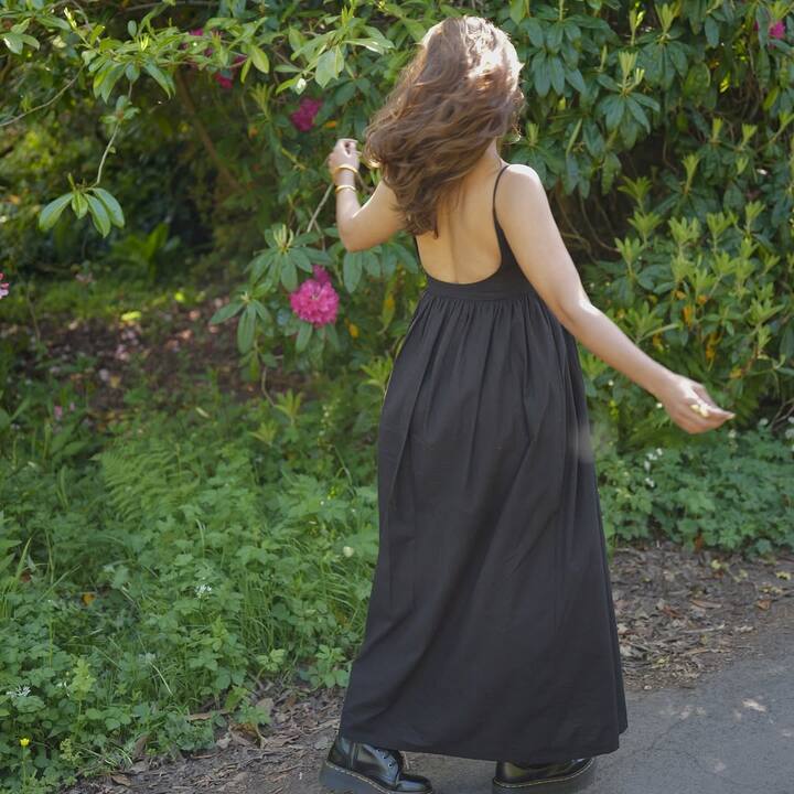 अभिनेत्री मृणाल ठाकूर सध्या इंग्लंडमधील ग्लास्गो शहरात आहे. ग्लाग्सोमधील एका गार्डनमध्ये मृणालने nature walk केले असून तिने यावेळीचे फोटो इन्स्टाग्रामवर पोस्ट केले आहेत. मृणालच्या या फोटोंवर नेटकऱ्यांनी लाईक आणि कमेंट्सचा पाऊस पाडलाय.