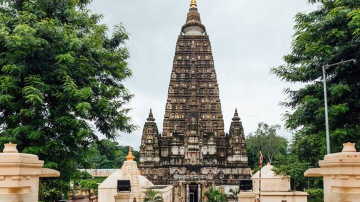 এতে গয়াসুর ৫ ক্রোশ জায়গা জুড়ে মাটিতে শুয়ে পড়ে। তার শরীরের উপর বসেই দেব-দেবীরা যজ্ঞ করেন।  যজ্ঞ শেষ হওয়ার পর গয়াসুরের শরীর অস্থির হয়ে ওঠে।