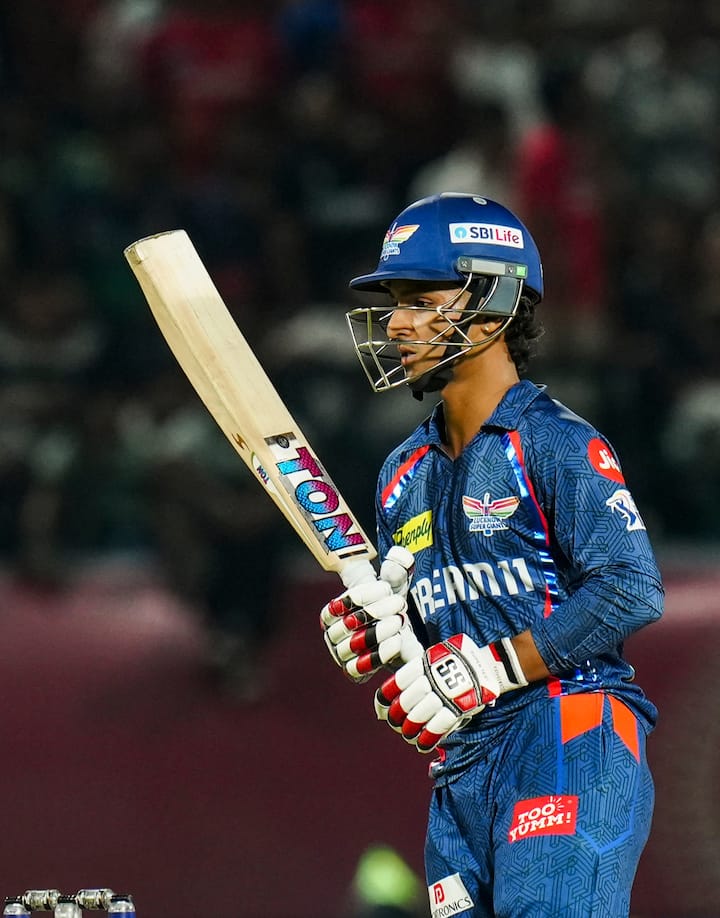आयुष बडोनी लखनऊ टीम का हिस्सा हैं. आयुष ने मिडिल ऑर्डर में शानदार बल्लेबाजी की है. आयुष ने 10 पारियों में 36.22 की औसत से 326 रन बनाए हैं. इस दौरान उनका स्ट्राइक रेट 150.24 का रहा है.