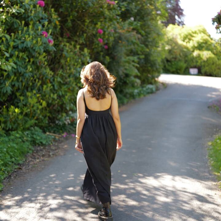 1 ऑगस्ट 1992 रोजी धुळे, महाराष्ट्र येथे जन्मलेल्या मृणालने आपले शालेय शिक्षण जळगावच्या सेंट जोसेफ कॉन्व्हेंट स्कूलमध्ये पूर्ण केले आणि नंतर मुंबईतील वसंत विहार हाय स्कूलमध्ये शिक्षण घेतले. तिने किशिंचन चेलाराम कॉलेज, मुंबई येथून मास मीडिया मध्ये पदवी प्राप्त केली.