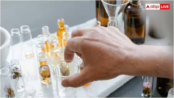 એ નોંધવું યોગ્ય છે કે પહેલા પુરુષોને તેમના શુક્રાણુઓની સંખ્યા તપાસવા માટે પ્રજનન ક્લિનિક અથવા લેબમાં જવું પડતું હતું, જ્યાં વીર્ય વિશ્લેષણ કરવામાં આવતું હતું. આ પ્રક્રિયા ઘણા પુરુષો માટે અસ્વસ્થતા અને શરમજનક હતી, પરંતુ ઘરે શુક્રાણુ પરીક્ષણો કરવા માટે વિવિધ પ્રકારની કીટ અને ઉપકરણો ઉપલબ્ધ છે, જે ગોપનીયતા અને ઓછી કિંમતને કારણે વધુને વધુ લોકપ્રિય બની રહ્યા છે. 2025 માં પ્રકાશિત જર્નલ ઓફ ફર્ટિલિટી એન્ડ સ્ટરિલિટી અને પીએમસી દ્વારા કરવામાં આવેલા એક અભ્યાસમાં આ હોમ ટેસ્ટિંગ કીટની અસરકારકતાને માન્ય કરવામાં આવી હતી.