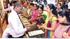 ਸੋਨੇ ਦੀਆਂ ਕੀਮਤਾਂ ਨੇ ਬਜ਼ਾਰ 'ਚ ਮਚਾਈ ਹਲਚਲ, ਅੱਜ 35,000 ਰੁਪਏ ਧੜੰਮ ਡਿੱਗੀਆਂ ਕੀਮਤਾਂ; ਜਾਣੋ 10 ਗ੍ਰਾਮ ਸਣੇ 22-24 ਕੈਰੇਟ ਕਿੰਨਾ ਸਸਤਾ...