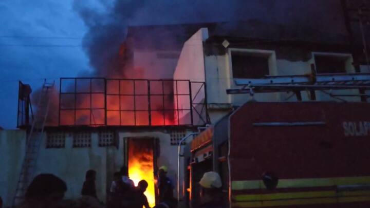 लांब अंतरावरुनही या आगीच्या ज्वाला दिसत होत्या.
