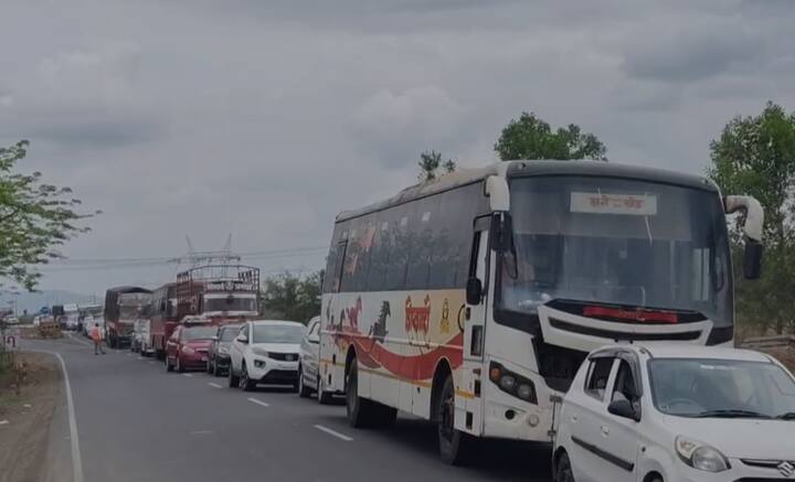 दुसरीकडे याच मुंबई गोवा महामार्गावरील माणगाव आणि इंदापूर बायपासचा रखडलेला प्रश्न मार्गी लागत नसल्यामुळे ही वेळ प्रवाशांवर सातत्याने भेडसावत आहे.