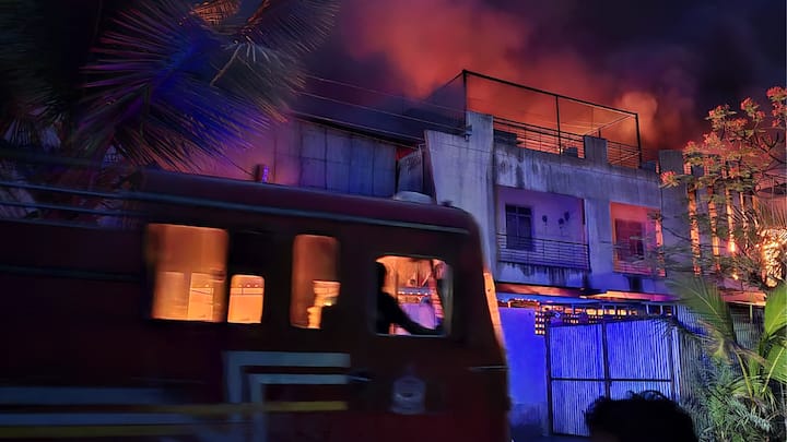 सेंट्रल इंडस्ट्री या कारखान्याला मध्यरात्री तीनच्या सुमारास लागली भीषण आग