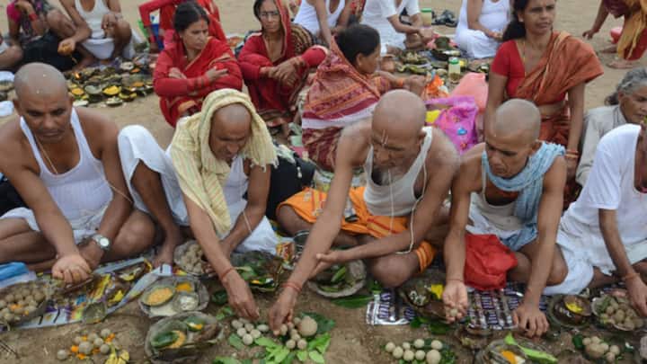 পৌরাণিক কাহিনির জেরে ওই জায়গার নাম ‘গয়া জী’ই ছিল। কিন্তু সময়ের সঙ্গে তা শুধু গয়ায় পরিণত হয়। সেই কাহিনি মাথায় রেখেই গয়ার নাম পাল্টে ‘গয়া জী ’ করল নীতীশ ও বিজেপি সরকার।