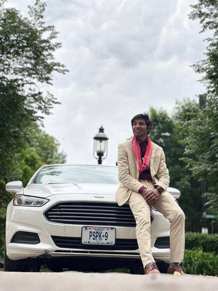 ఇది చూసిన పవన్ ఫ్యాన్స్ పిఠాపురం అయినా అమెరికా అయినా పవర్ స్టార్ క్రేజ్ అంటే ఇలాగే ఉంటుంది అంటూ కామెంట్స్ చేస్తున్నారు. పవన్ ఫ్యాన్స్ తగ్గేదేలే అంటూ ప్రశంసలు కురిపిస్తున్నారు.