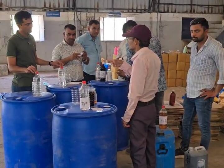 જામનગર: ગુજરાતમાં દારુબંધી હોવા છતા દારુ ખુલ્લેઆમ મળે છે. અવાર-નવાર નકલી દારુ ઝડપાવાના સમાચાર પણ સામે આવતા રહે છે. ત્યારે હવે જામનગરમાં નકલી દારૂ બનાવતી મીની ફેકટરીનો પર્દાફાશ થયો છે.