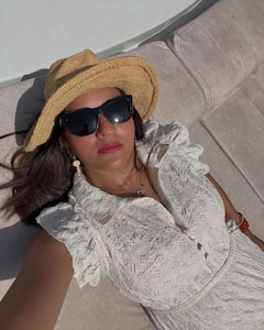 व्हाइट शॉर्ट ड्रेस में फिर इतराती दिखीं मोनालिसा, समुद्र के बीच बोट पर दिए दिलकश पोज