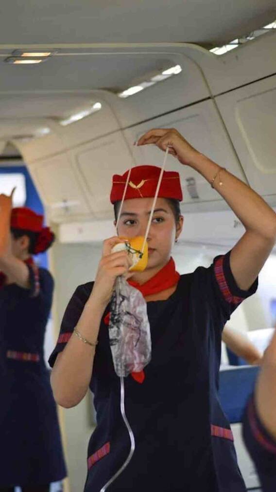 एयर होस्टेस कैसे बन सकते हैं, कितनी होती है सैलरी?