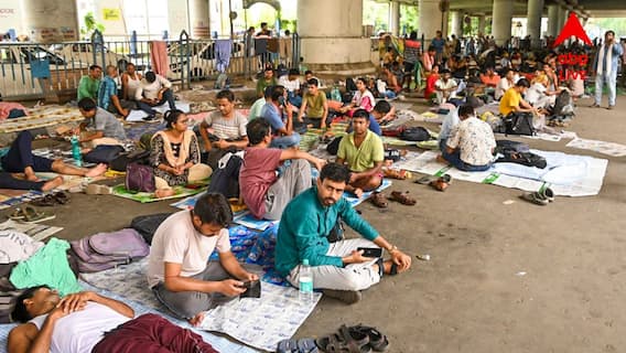 Teachers Protest: চাকরিহারা শিক্ষকদের থানায় তলব, হাজিরা না দিলে গ্রেফতারির হুঁশিয়ারি পুলিশের