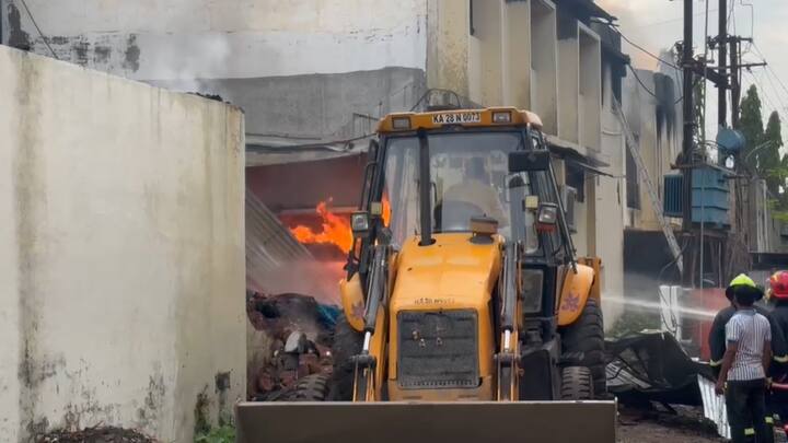 अग्निशमन दलाकडून आगीवर नियंत्रण मिळवण्यासाठी अग्निशमन दलाकडून शर्थीचे प्रयत्न सुरु आहेत.