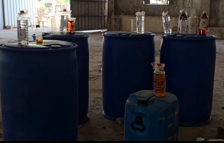 આરોપીઓ શેડ ભાડે રાખી નકલી દારૂની ફેકટરી ચલાવતા હતા.કેમિકલ્સમાં સ્પિરિટ ભેળવી નકલી દારૂ બનાવાતો હોવાનો પણ આરોપ છે.