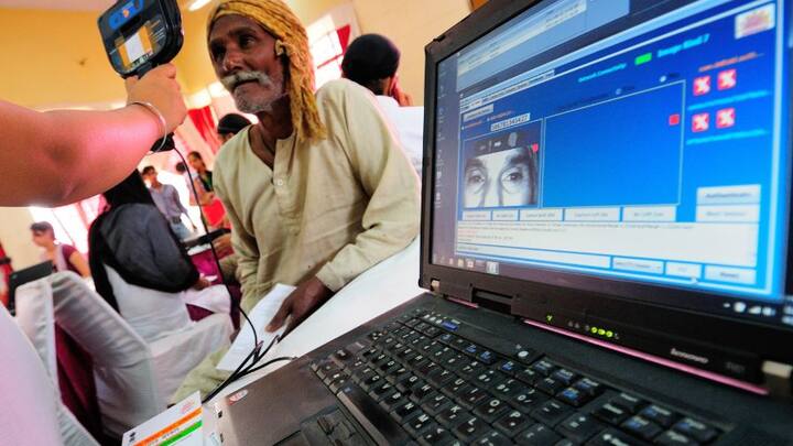 ১৫ বছর বয়স হলে শিশুর ছবি আবশ্যিকভাবে আপডেট করানো দরকার। এর সঙ্গে আরও একবার বায়োমেট্রিক আপডেট করাতে হবে।