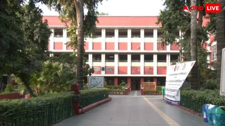 विश्वविद्यालय ने अभ्यर्थियों से अपील की है कि वे नियमित रूप से आधिकारिक प्रवेश पोर्टल PG कार्यक्रमों के लिए pgadmission.uod.ac.in और बीटेक पाठ्यक्रमों के लिए engineering.uod.ac.in पर जाएं. ताकि वक्त पर अपडेट, घोषणाओं और महत्वपूर्ण सूचनाओं के बारे में जानकारी मिलती रहे.