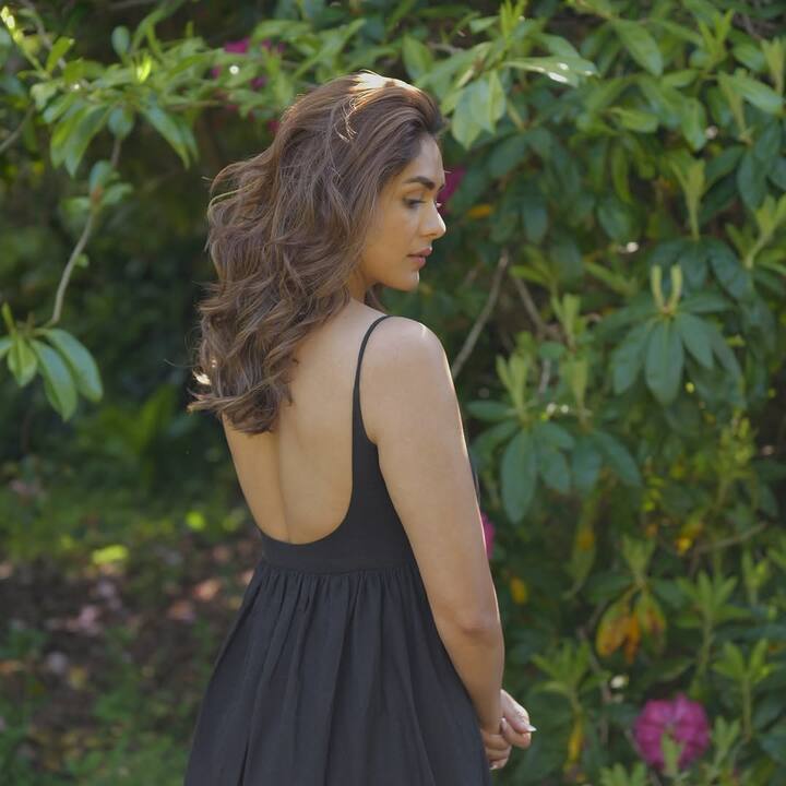 मृणाल ठाकूर (Actress Mrunal Thakur) ही एक प्रतिभावान भारतीय अभिनेत्री आहे, जिने मराठी, हिंदी आणि तेलुगू चित्रपटसृष्टीत आपली वेगळी ओळख निर्माण केली आहे.