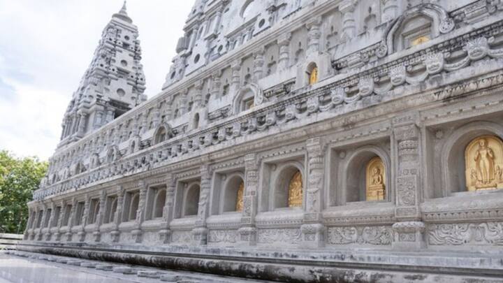 ভগবান বিষ্ণু ভক্তকে বরদান করে চলে গেলেও, বিধির বিধানে বিঘ্ন ঘটতে দেখে উদ্বিগ্ন হয়ে পড়েন  ব্রহ্মা। গয়াসুরের কাছে উপস্থিত হয়ে বলেন, ‘পরমপুণ্য গয়াসুর! আমি ব্রহ্মযজ্ঞ করতে চাই। তোমার মতো কোনও পুণ্যভূমি পেলাম না’।