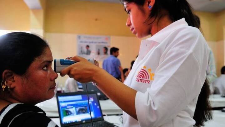 এই ধরনের আধারকে বলে বাল-আধার। বার্থ সার্টিফিকেটের সাহায্যে এই আধার কার্ড বানানো হয়। আর এতে বাবা-মায়ের আধার নম্বর লিঙ্ক করা থাকে।