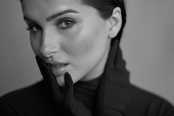 In the monochromatic frames, Tara is seen wearing a fitted black turtleneck — a wardrobe staple that has long been associated with elegance and artistic flair.