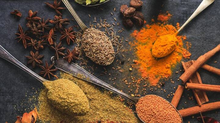 वैसे तो बीते पांच साल में दोनों देशों के बीच व्यापार में कोई बड़ा बदलाव नहीं आया है, लेकिन अप्रैल 2024 सो फरवरी 2025 तक भारत ने तुर्किए को 44,500 करोड़ का सामान बेचा. वहीं 2023-24 में यह आंकड़ा 56,873 करोड़ रुपये था.