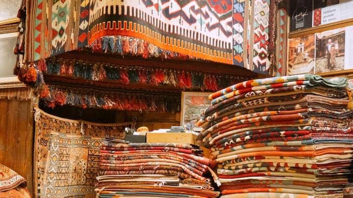 ૧. માર્બલ: ભારતમાં ઉપયોગ થતા મોટાભાગના માર્બલ (અંદાજે ૭૦%) તુર્કીથી આયાત કરવામાં આવે છે. જો આ આયાત પ્રભાવિત થાય, તો માર્બલ ખૂબ મોંઘો થઈ શકે છે. ૨. સફરજન: જ્યારે ભારત અને તુર્કી વચ્ચેના સંબંધો બગડ્યા, ત્યારે ભારતીય વેપારીઓએ તુર્કીમાંથી સફરજન ખરીદવાનો ઇનકાર કર્યો હોવાના અહેવાલો છે. તુર્કીથી ભારતમાં વાર્ષિક આશરે ૧.૨૯ લાખ ટન સફરજન આવે છે. જો આ વ્યાપાર પ્રભાવિત થાય, તો સફરજનના ભાવ વધી શકે છે.