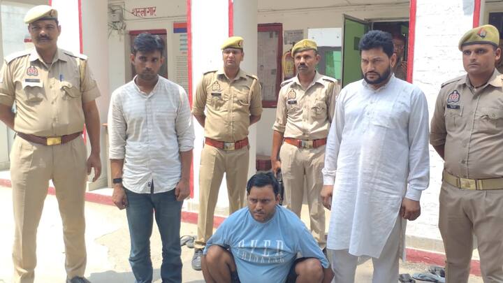 पुलिस ने इनके पास से लगभग डेढ़ करोड़ रुपये की प्रतिबंधित करेंसी बरामद की है. सिंडिकेट के 3 आरोपी फरार हो गए है जिनकी गिरफ्तारी के लिए टीमें गठित कर दी गई है.