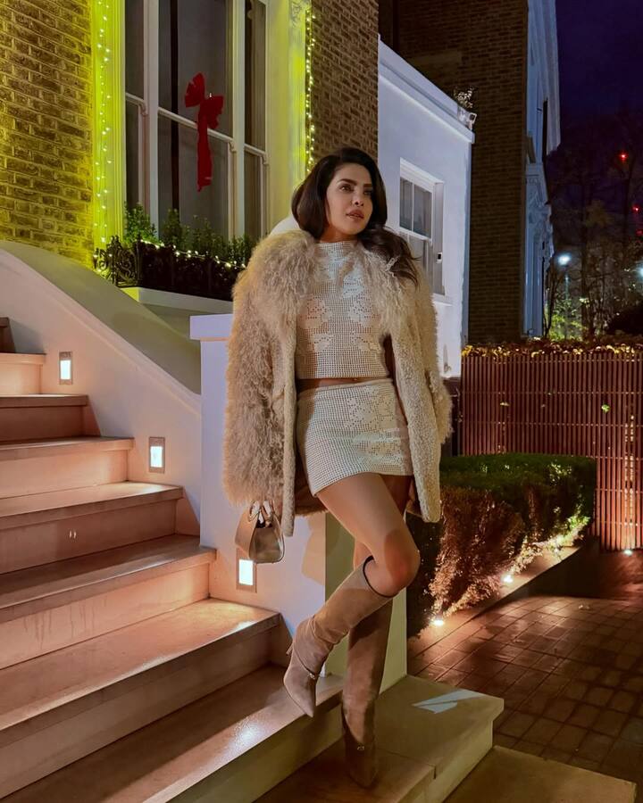 बॉलीवुड से लेकर हॉलीवुड तक अपनी एक्टिंग से सुर्खियां बटोर चुकी एक्ट्रेस प्रियंका चोपड़ा लिस्ट में चौथे स्थान पर हैं. प्रियंका चोपड़ा के इंस्टाग्राम पर 92.3 मिलियन फॉलोवर्स हो गए हैं. आजकल एक्ट्रेस अपनी खूबसूरत तस्वीरों के जरिए फैंस को एंटरटेन करती रहती हैं.