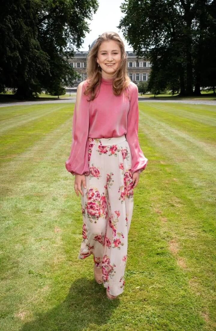 23 साल की उम्र में उन्होंने एक नया अध्याय शुरू किया है जहां वह राजमहल से दूर एक आम छात्रा की तरह ज्ञान प्राप्त कर रही हैं. बेल्जियम के शाही महल ने सोशल मीडिया पर उनकी कुछ तस्वीरें साझा की हैं, जिनमें वह जींस और टॉप में नजर आ रही हैं.